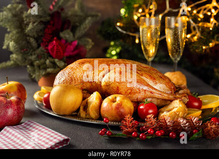 Thanksgiving gebratene ganze Gans auf rustikalen Tisch Stockfoto