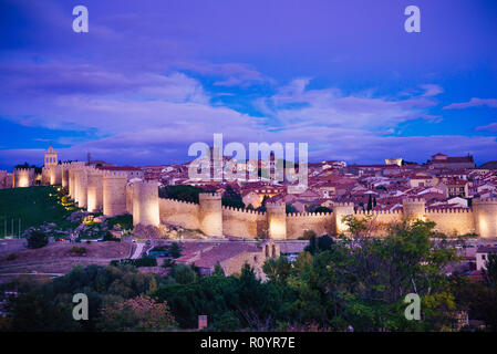 Blick von Cuatro Postes über die mittelalterliche Stadtmauer von Avila in der Abenddämmerung. Avila, Castilla y Leon, Spanien, Europa Stockfoto