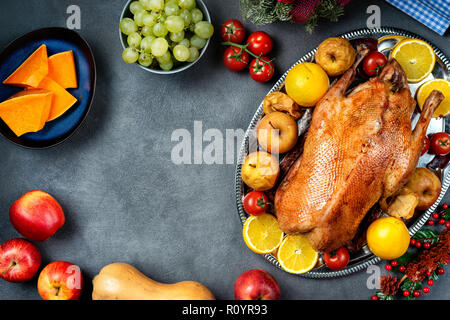 Thanksgiving gebratene ganze Gans auf rustikalen Tisch Stockfoto