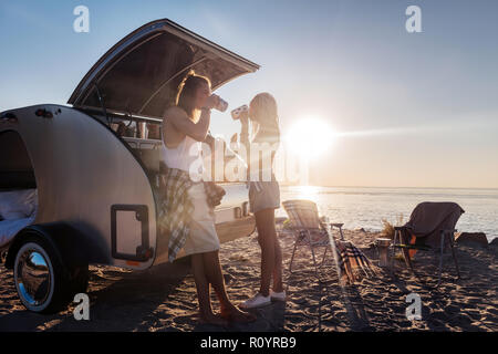 Paar trinken Kaffee am Morgen nach einer Nacht in geschlossenen Anhänger Stockfoto