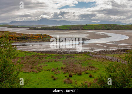 Angeln Boot bei Ebbe Clew Bay in der Nähe von Mulranny County Mayo. Irische Wallfahrt Berg Croagh Patrick in der Ferne auf den Westen Irlands Küste. Stockfoto