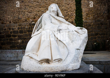Denkmal der Heiligen Teresa von Jesus, neben der Puerta del Alcázar. Avila, Castilla y Leon, Spanien, Europa Stockfoto
