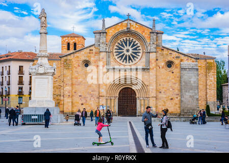 Die Kirche von San Pedro, romanischen Tempel, in der Santa Teresa Platz. Avila, Castilla y Leon, Spanien, Europa Stockfoto