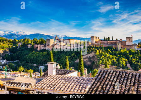 Panorama der Alhambra von Mirador de San Nicolas. Von links nach rechts: Generalife, Nazaries Paläste, Palast von Karl V und Alcazaba. Links Unten, die S Stockfoto