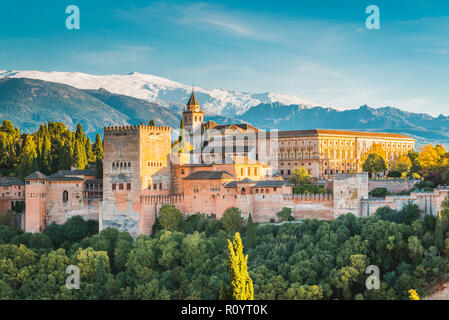 Alhambra. Nazaries Paläste und Palast von Karl V von Mirador de San Nicolas. Granada, Andalusien, Spanien, Europa. Stockfoto