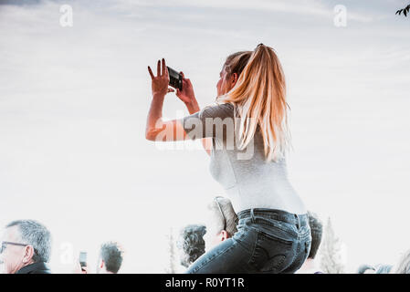 Eine junge Frau nimmt Bilder mit Ihrem Telefon. Granada, Andalusien, Spanien, Europa. Stockfoto