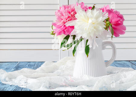 Pfingstrosen in Vase auf das Morgenlicht. Stockfoto