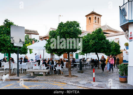 Die lebhafte Placeta Carniceros Square. Sacromonte - Albaicin. Granada, Andalusien, Spanien, Europa. Stockfoto