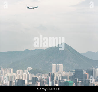 Cathay Pacifics letzte 747 vervollständigt ein niedrig fliegen durch durch den Victoria Hafen wie seine letzte Reise als pas Zorn jet. Mike Pickles Fotografie - Hongkong - Stockfoto