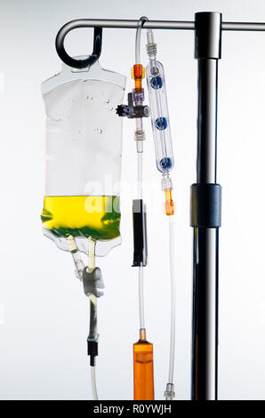Drip stand mit intravenösem Drogengebrauch Tasche und intravenöse Leitungen, medizinische Geräte und medizinische Behandlung Stockfoto