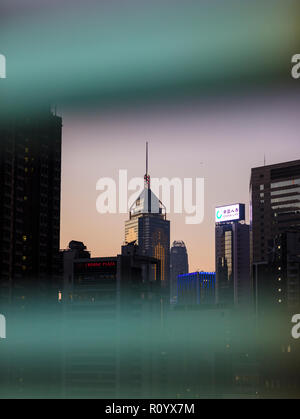 Aussicht von der Dachterrasse mit Blick auf die Central Plaza in Wan Chai, Hong Kong Stockfoto