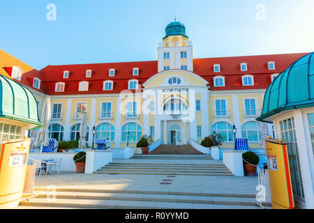 Binz, Deutschland - Mai 09, 2018: Das Kurhaus in Binz auf der Insel Rügen. Binz ist das größte und beliebteste Badeort auf Rügen mit klassischen Spa st Stockfoto