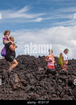 Pahoa, Hawaii - Menschen wandern über die erkaltete Lava 2018 vom Ausbruch des Kilauea Vulkans. Dieser lavastrom zerstört über 700 Häuser in der Puna Stockfoto