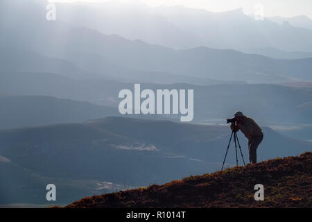 Silhouette eines einsamen Fotograf mit der Kamera und tri-pod Schießen auf den Hügeln von Witsieshoek, Drakensberg Kwazulu-Natal, Provinz, Südafrika Stockfoto