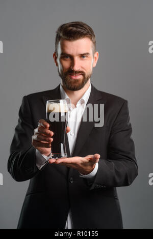 Junger Mann mit Bier Glas Stockfoto