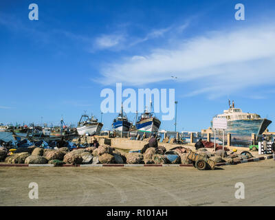 Schiffe und Boote im Skala du Port, Essaouira, Marokko. Stockfoto