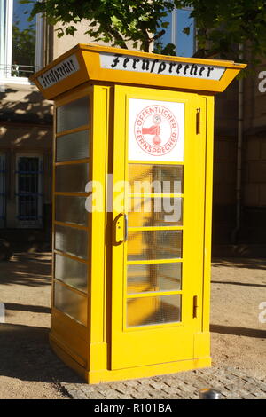 Gelbe Telefonzelle vor dem Museum für Kommunikation, Schaumainkai, Museumsufer, Frankfurt am Main, Hessen, Deutschland, Europa ICH 27.09.05 Telefonz Stockfoto