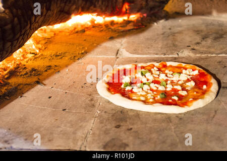 Pizza aus dem Holzofen, Pizzeria, italienische Küche Stockfoto