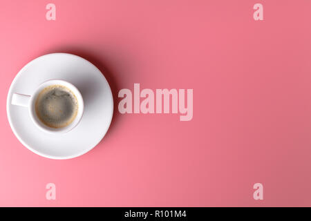 Eine kleine Tasse Kaffee auf rosa Hintergrund Stockfoto