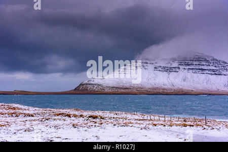 Amazing Island im Winter - eine atemberaubende Landschaft und gefrorene Landschaften - weiss verschneiten Berge bei Sonnenaufgang, beeindruckenden Kompositionen und Anzeigen Stockfoto