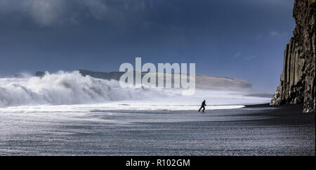 Amazing Island im Winter - eine atemberaubende Landschaft und gefrorene Landschaften - Mann laufen auf vulkanischen Strand unter Meeresrauschen - leistungsfähige Bild Stockfoto