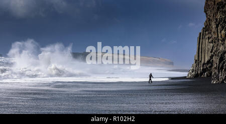 Amazing Island im Winter - eine atemberaubende Landschaft und gefrorene Landschaften - Mann laufen auf vulkanischen Strand unter Meeresrauschen - leistungsfähige Bild Stockfoto