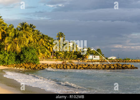 Le Gosier, Guadeloupe - Dezember 22, 2016: Paradise Tropical Sunset Beach, in Gosier Guadeloupe Insel, Karibik. Reisen, Tourismus und Ferien Stockfoto