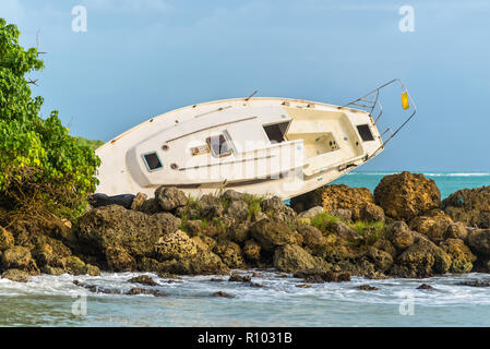 Segelboot wurde zerstört und am Ufer nach einem Wirbelsturm - Gosier, Guadeloupe, Karibik verlassen Stockfoto