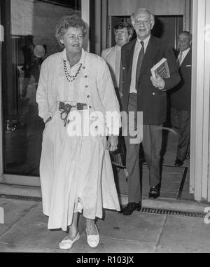 Der Erzbischof von Canterbury Robert Runcie verlassen den Flughafen Heathrow in Dez 1988 Stockfoto