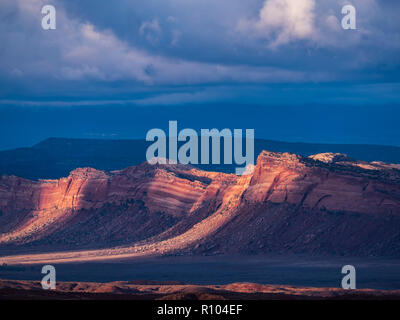 Sonne bricht durch in einer stürmischen Nachmittag, Kamm Ridge westlich von Täuschung, Utah. Stockfoto