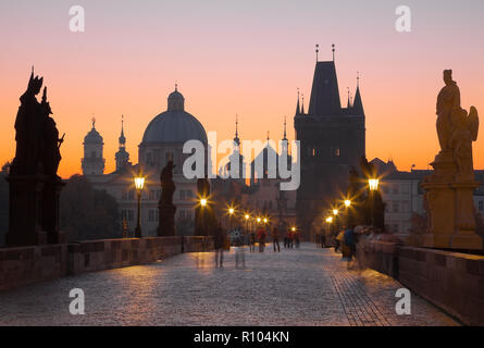 Praghe - Die Karlsbrücke in der Abenddämmerung. Stockfoto