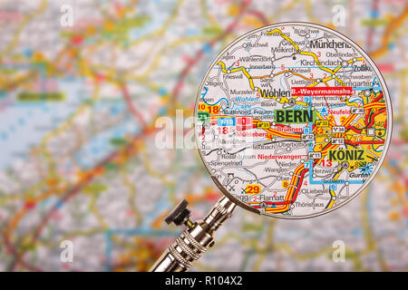 Karte von Bern mit Lupe auf Tisch Stockfoto