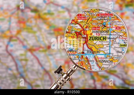 Karte von Zürich mit Lupe auf Tisch Stockfoto
