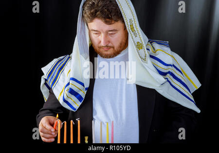 Jüdischen Mann mit Bart Beleuchtung Kerzen für hannukah Stockfoto