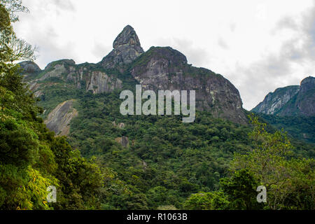 Exotische Berge, herrliche Berge. Berg der Finger Gottes. Stadt Teresópolis, Bundesstaat Rio de Janeiro, Brasilien, Südamerika. Stockfoto