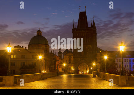 Praghe - das Panorama der Karlsbrücke am Morgen. Stockfoto