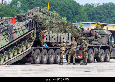 BURG/Deutschland - 25. JUNI 2016: Deutsche armored recovery Fahrzeug, Bergepanzer 2 von Bundeswehr zieht eine beschädigte Tank am Tag der offenen Tür in der Kaserne Burg/Saxo Stockfoto