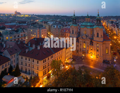 Prag - die St. Nikolaus Kirche, Staromestske und dem Altstädter Ring in der Abenddämmerung.