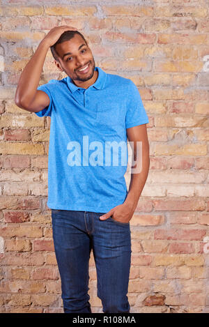 Portrait Of Happy gutaussehenden jungen Mann im blauen T-Shirt. Stockfoto