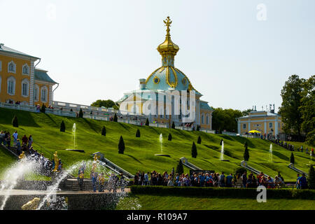 Die Grand Palace und Große Kaskade des Schloss Peterhof und die Außenanlagen und Gärten, Petergof St Saint Petersburg, Russische Sankt Peterburg, früher (19. Stockfoto