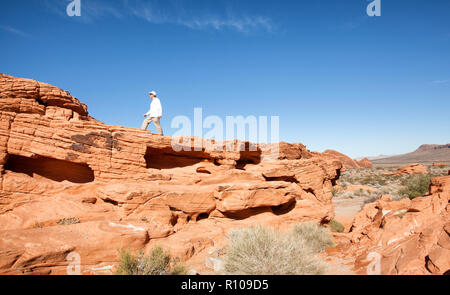 Man Felsen in der Valley of Fire State Park nevada Klettern Stockfoto