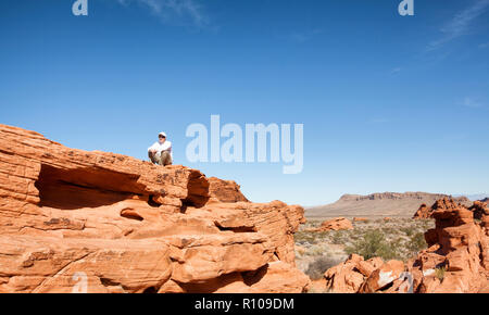 Man Felsen in der Valley of Fire State Park nevada Klettern Stockfoto