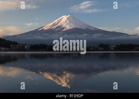 Mount Fuji im Bild von See Kawaguchiko in Kawaguchiko, Japan Stockfoto