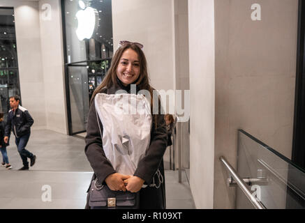 Barcelona, Spanien - 07 November 2018: Frau mit einem neuen iPad Pro Stockfoto