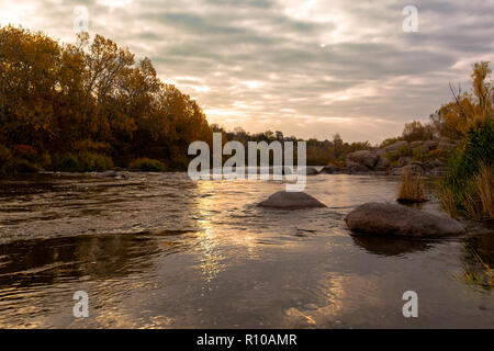 Panorama der Herbst Fluss unter einem bewölkten Himmel leuchtend gelbe Bäume Stockfoto