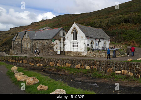 Haus und Kirche, Garfield, Cornwall, England, Großbritannien Stockfoto