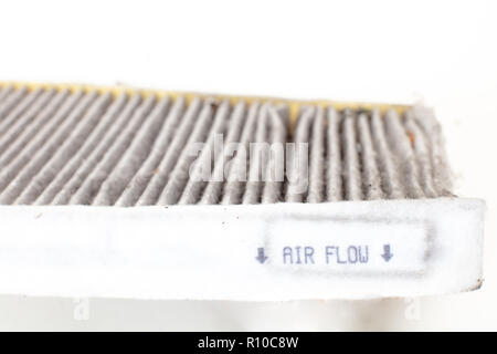 Ändern eines Auto cabin Pollenfilter. Hohe efficiety Partikelfilter  Luftfilter. (Alte - Vorderansicht) weißen Hintergrund Ausschnitt  Stockfotografie - Alamy