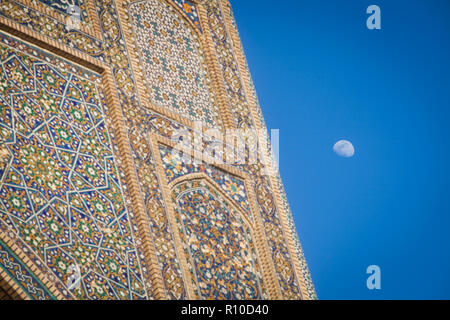 Mond in der Nähe des Mir-gesehen-i-arabischen Medressa in Buchara, Usbekistan. Stockfoto