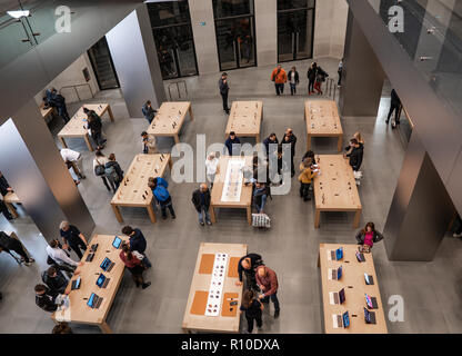 Barcelona, Spanien - 07 November 2018: Menschen im Apple Store in Barcelona Stockfoto