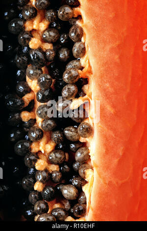 Papaya (Paw Paw) Hälfte Makro Bild mit Samen von oben gesehen Stockfoto